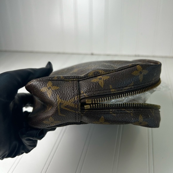 Genuine Louis Vuitton Trousse 23 Unisex
Brown Monogram Canvas Cosmetic Bag - Picture 8 of 14